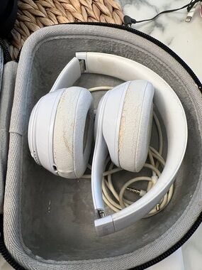 Beats by Dre - White Over-Ear Wireless Headphones with Aux Cable